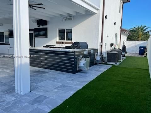 Backyard, Exterior, Outdoor Kitchen