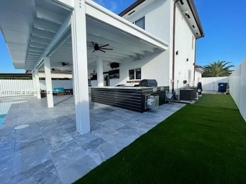 Backyard, Exterior, Outdoor Kitchen