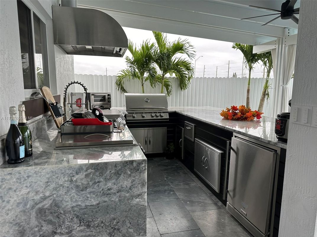 Exterior, Outdoor Kitchen