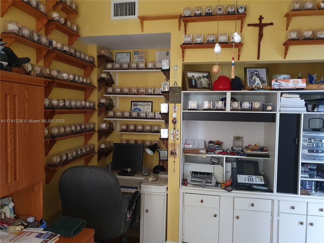 Home Office, Interior