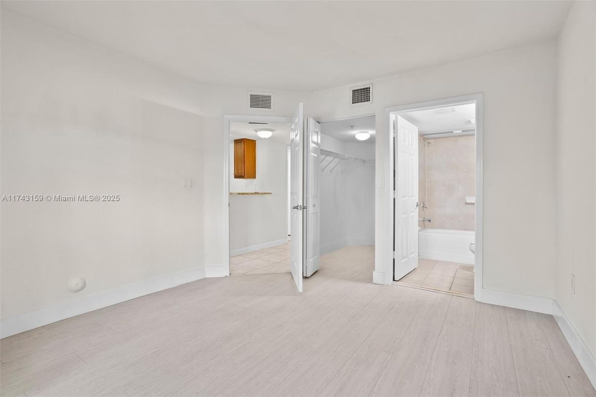 Empty room, Interior