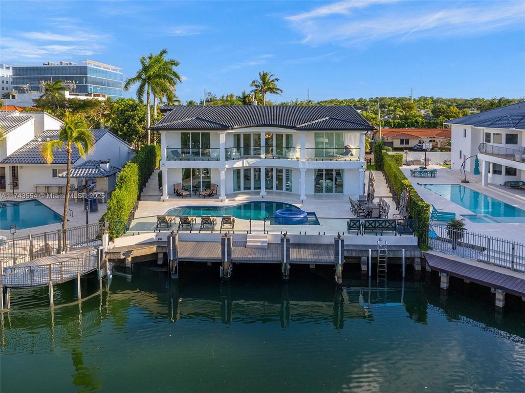 Exterior, Lake
