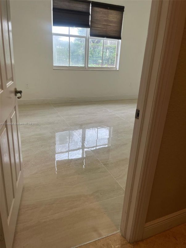 Empty room, Interior