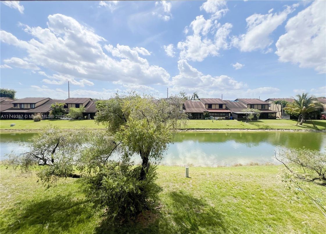 Exterior, Lake