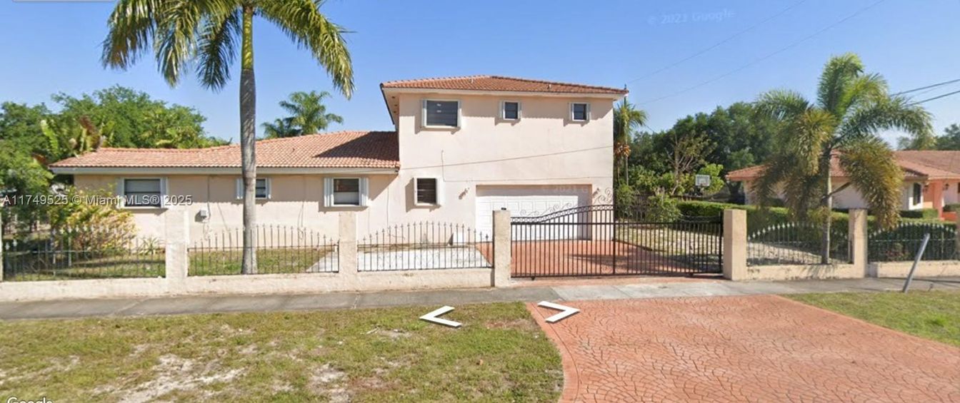 Attached, Exterior, Facade, Mediterranean