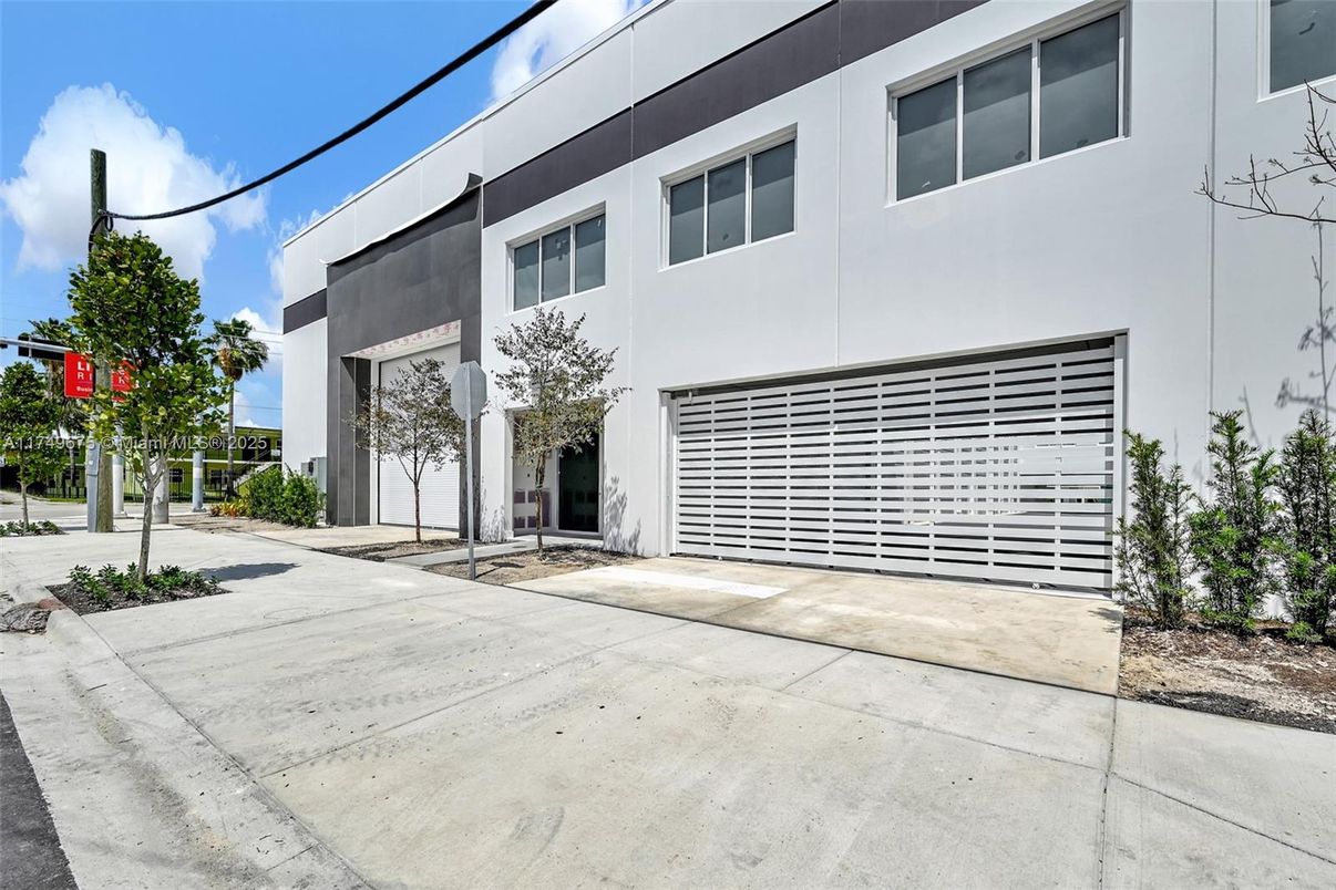 Attached, Exterior, Facade, Modern
