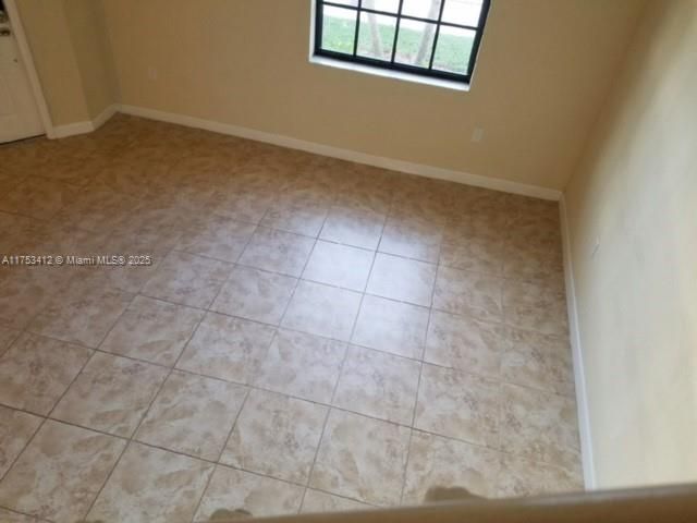 Empty room, Interior