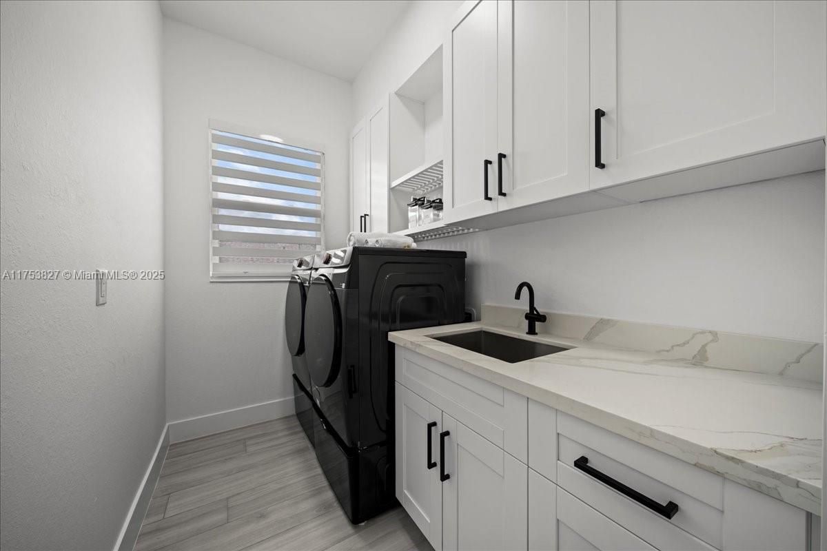 Interior, Washer, Wood Texture Flooring