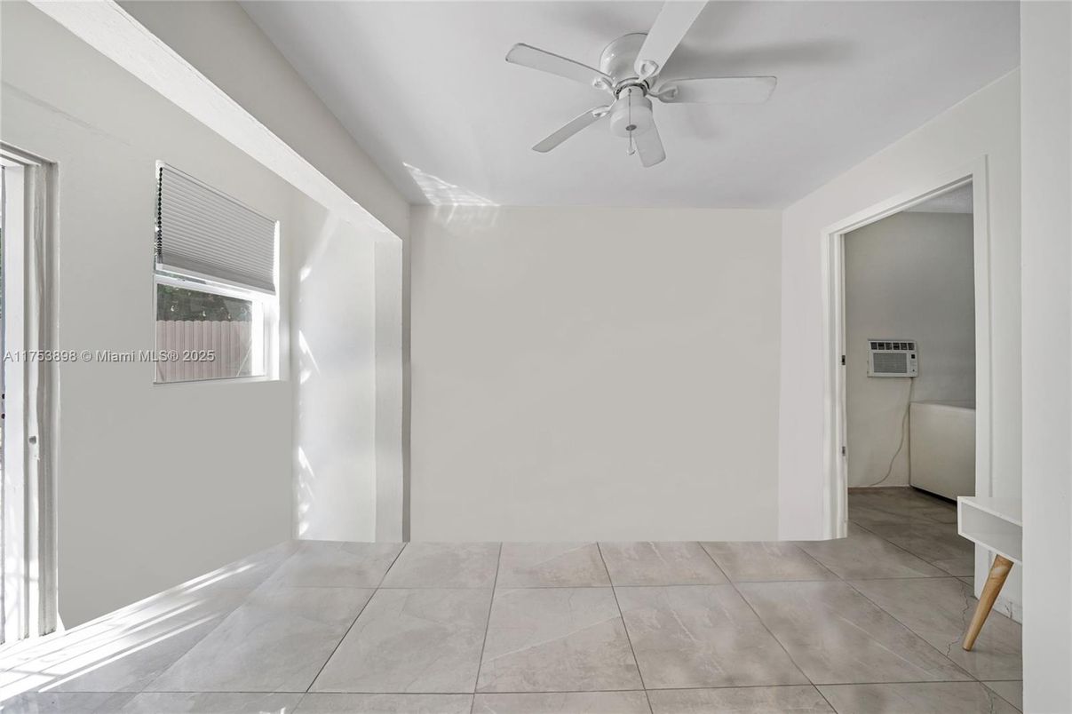 Empty room, Interior