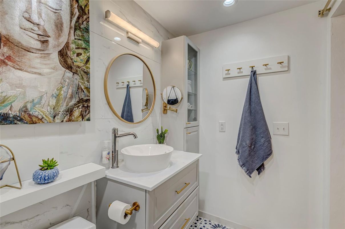 Bathroom, Interior, Recessed Lighting