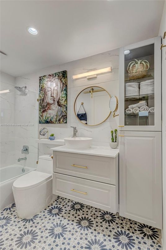 Bathroom, Interior, Recessed Lighting