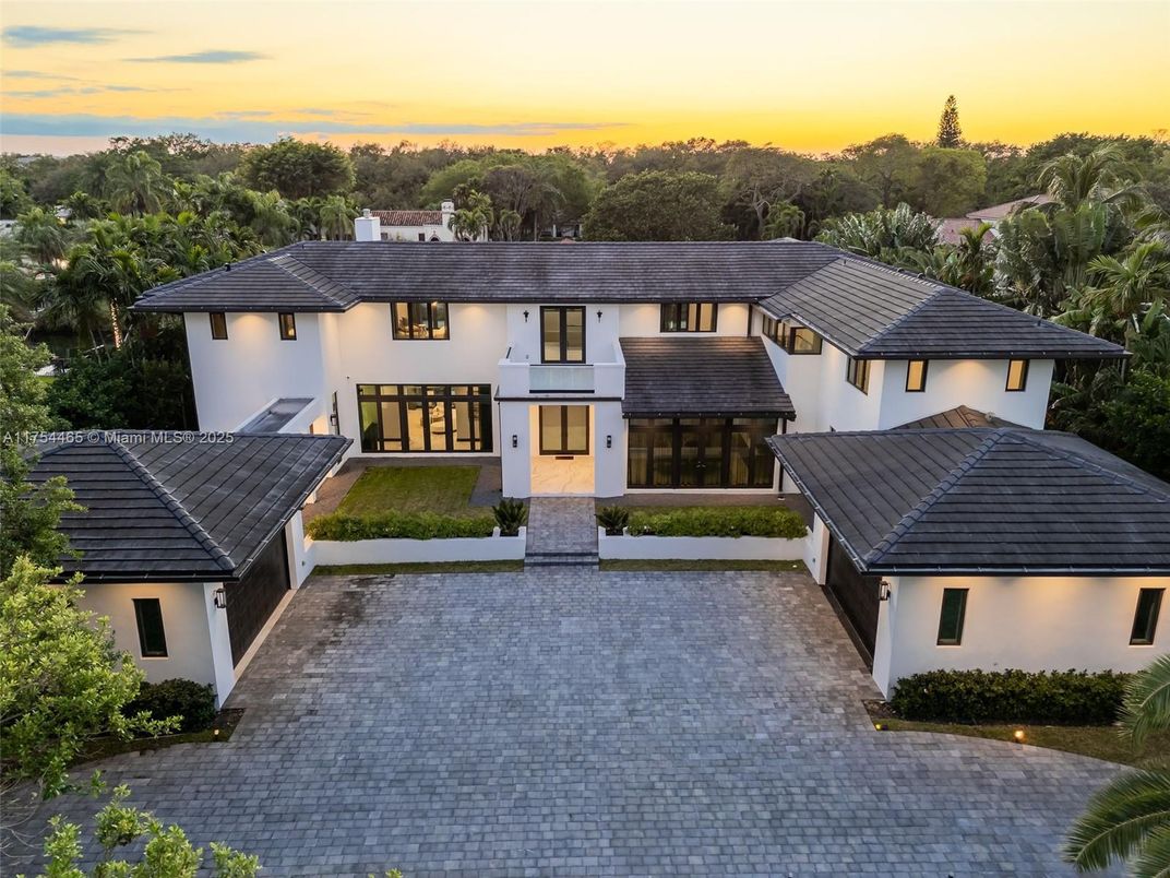 Exterior, Facade, Modern