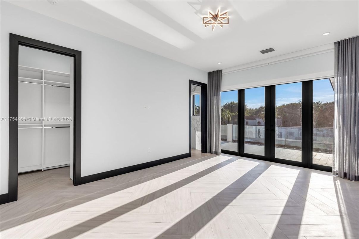 Empty room, Interior, Projection Screen, Recessed Lighting