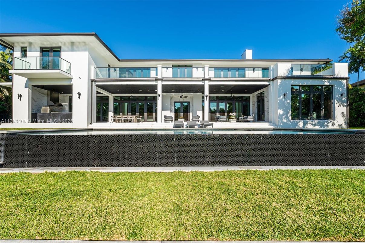 Backyard, Exterior, Facade, Modern