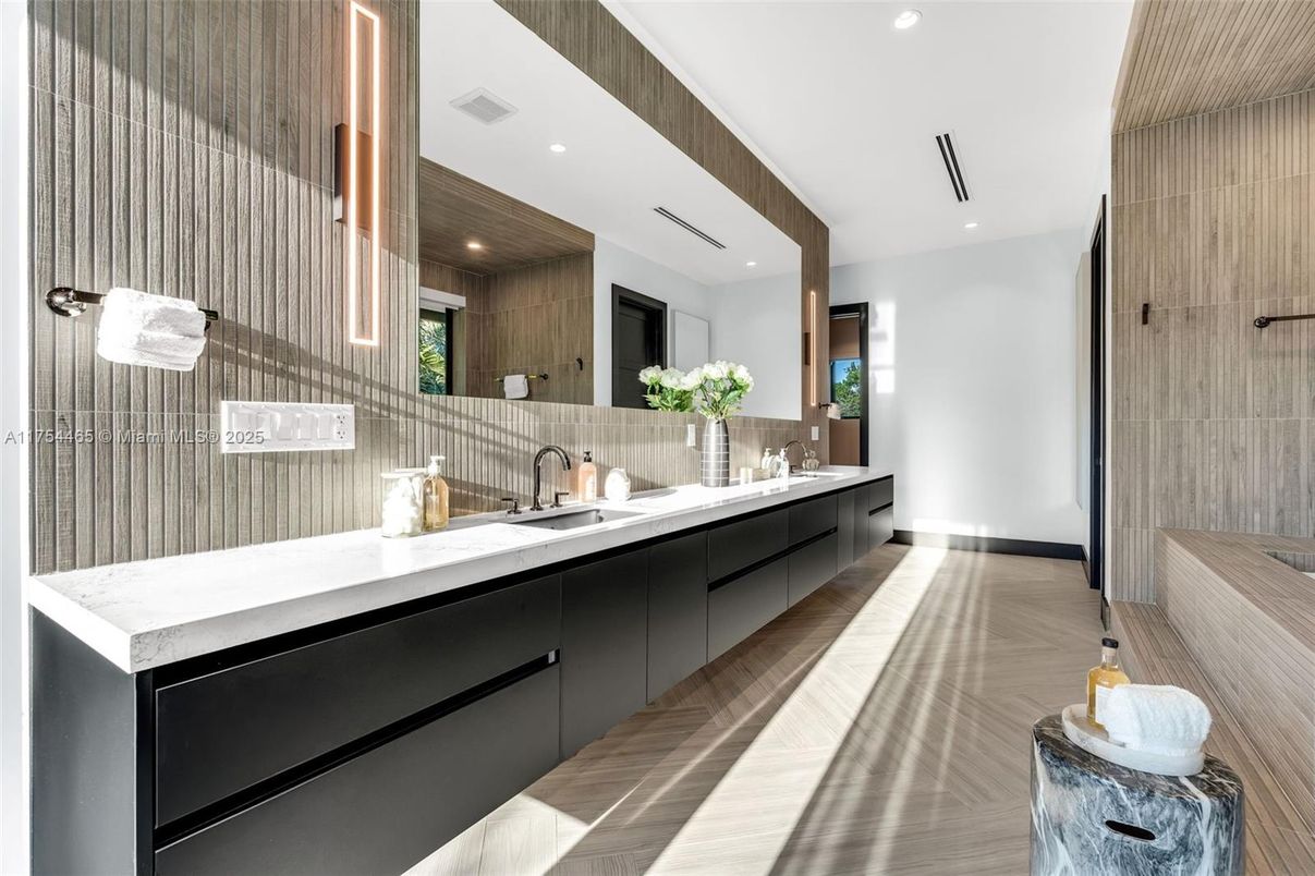 Bathroom, Dual Sink Vanities, Interior, Recessed Lighting