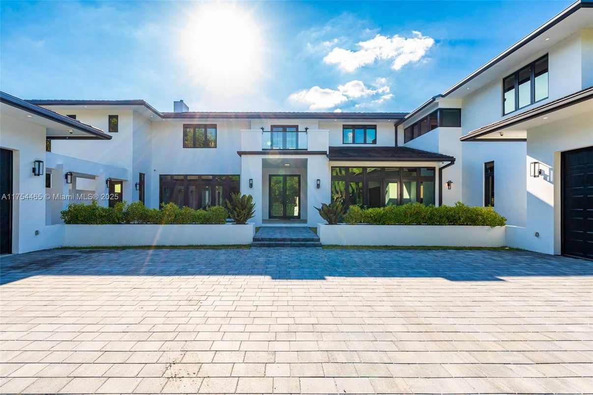 Exterior, Facade, Farmhouse