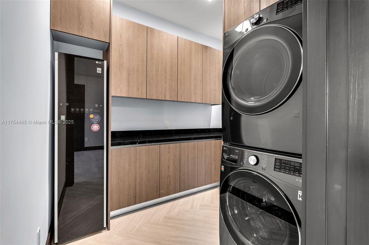 Interior, Utility Closets, Washer, Wood Texture Flooring