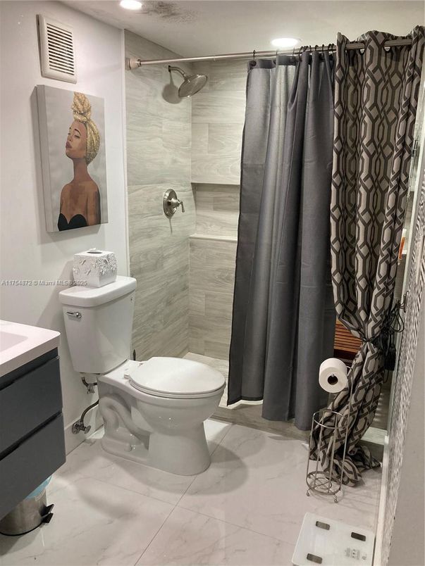 Bathroom, Interior, Marble, Recessed Lighting