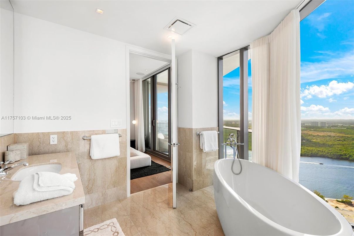 Bathroom, Free Standing Baths, Interior, Recessed Lighting, Water