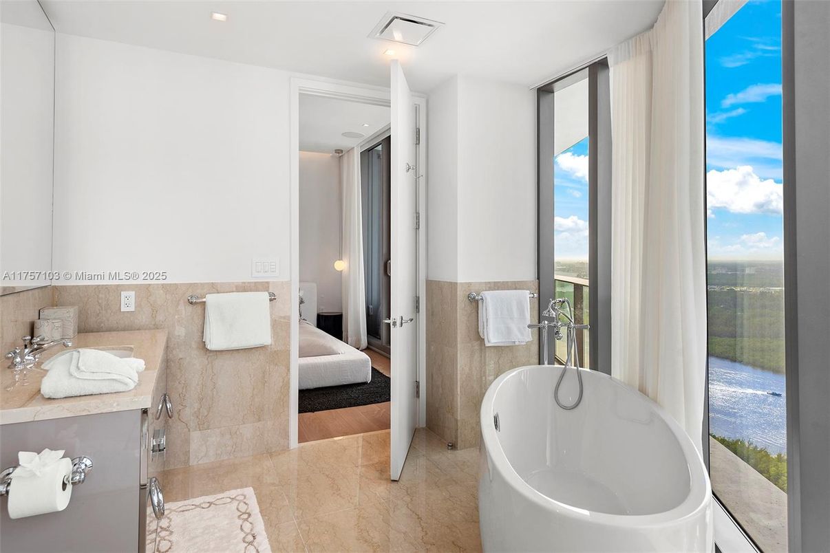 Bathroom, Free Standing Baths, Interior, Recessed Lighting, Water