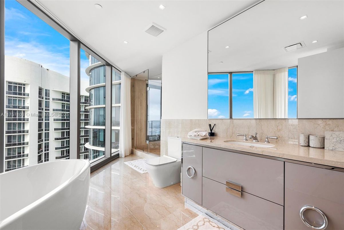 Bathroom, Free Standing Baths, Interior, Recessed Lighting, Water