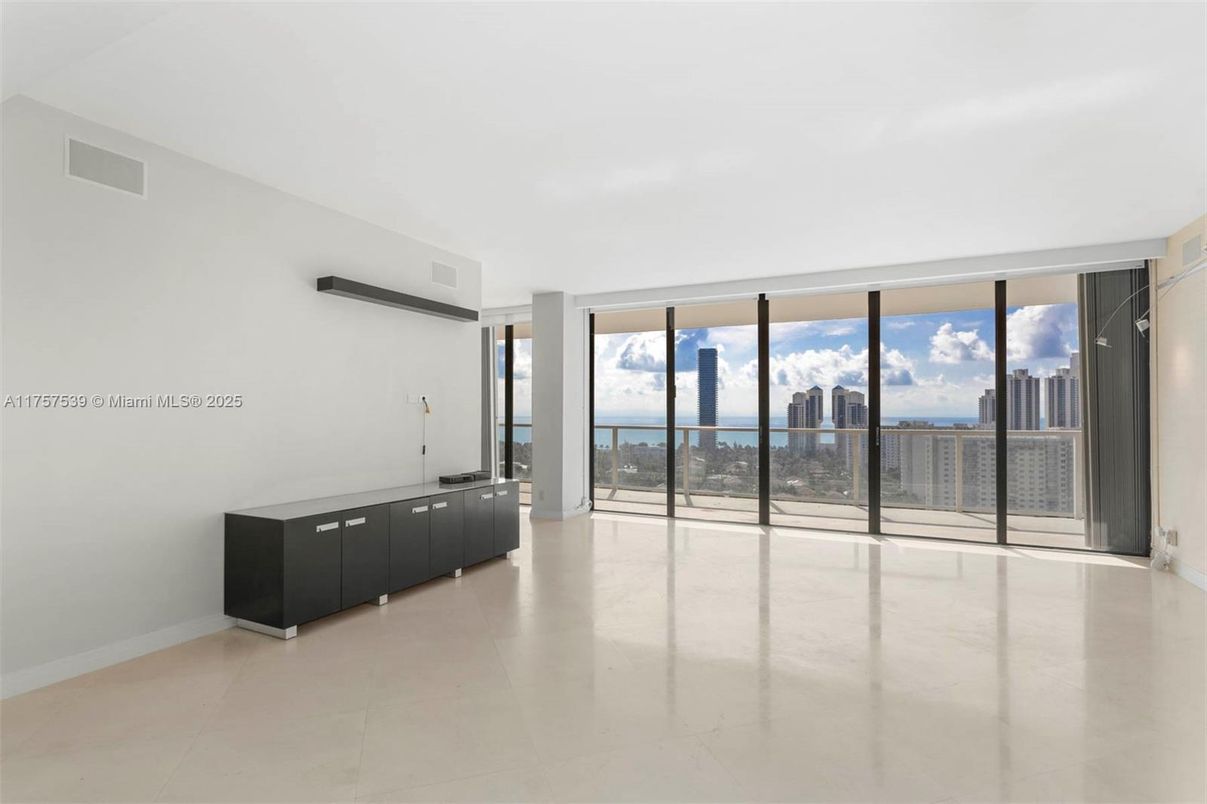 Empty room, Interior, Water