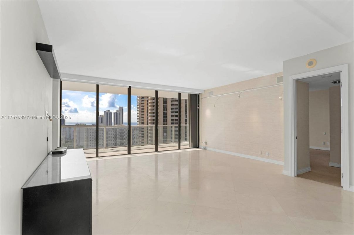 Empty room, Interior, Water
