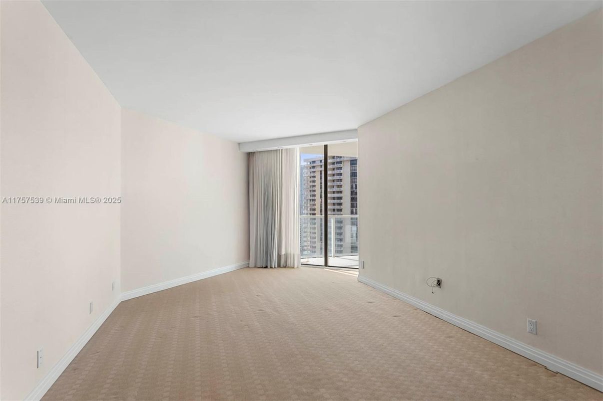Empty room, Interior