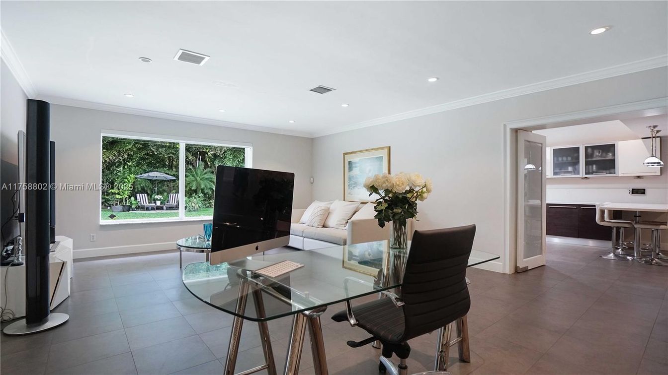 Dining room, Interior, Living room, Pendant Lights, Recessed Lighting