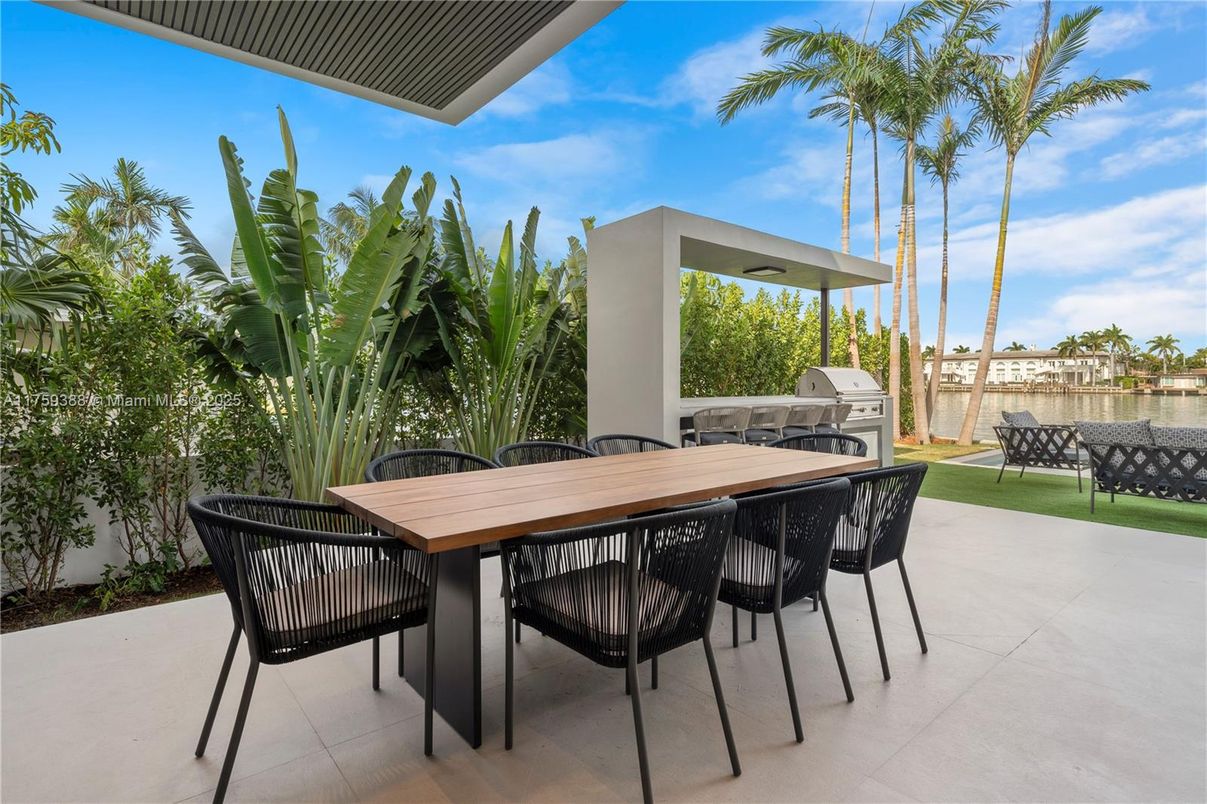 Backyard, Exterior, Outdoor Kitchen