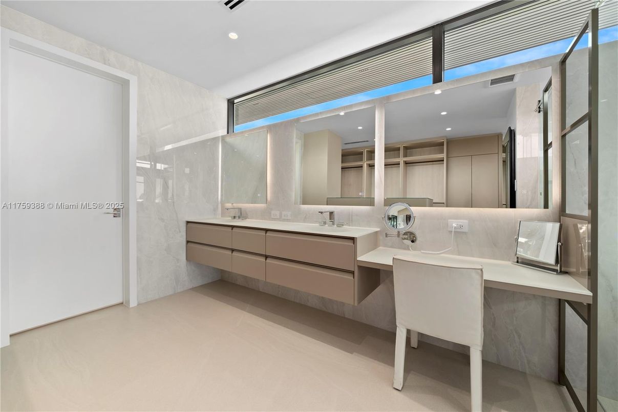 Bathroom, Dual Sink Vanities, Interior, Recessed Lighting