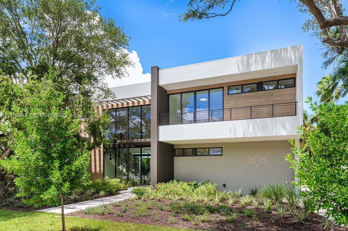 Backyard, Exterior, Facade, Modern