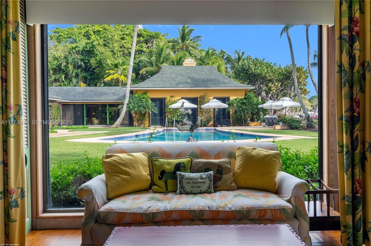 Exterior, Interior, Pool