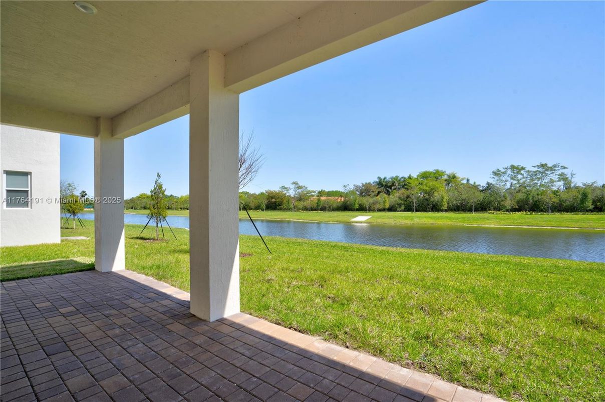 Exterior, Lake