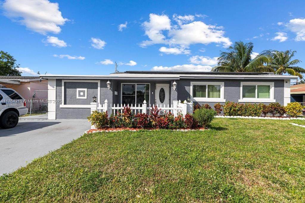 Exterior, Facade, Ranch