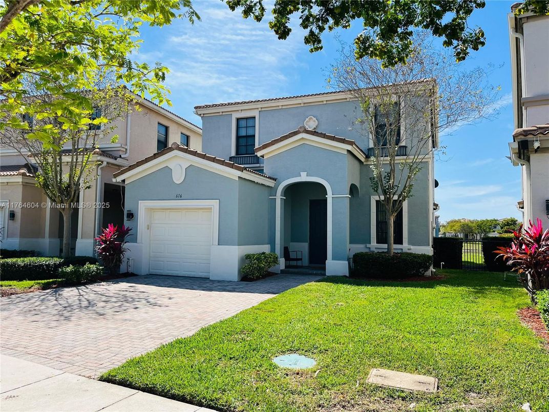 Attached, Exterior, Facade, Mediterranean