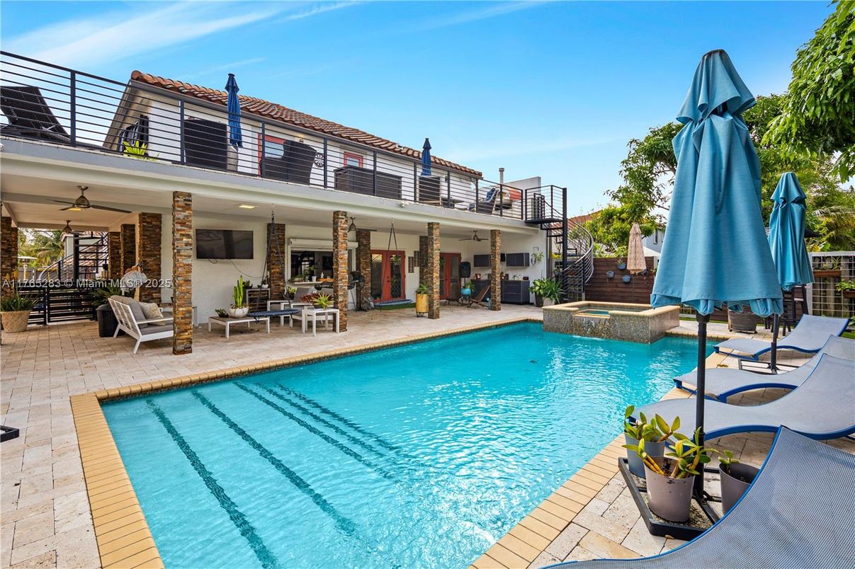 Exterior, Pool