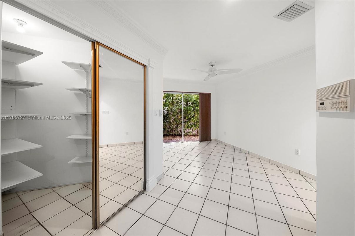 Empty room, Interior