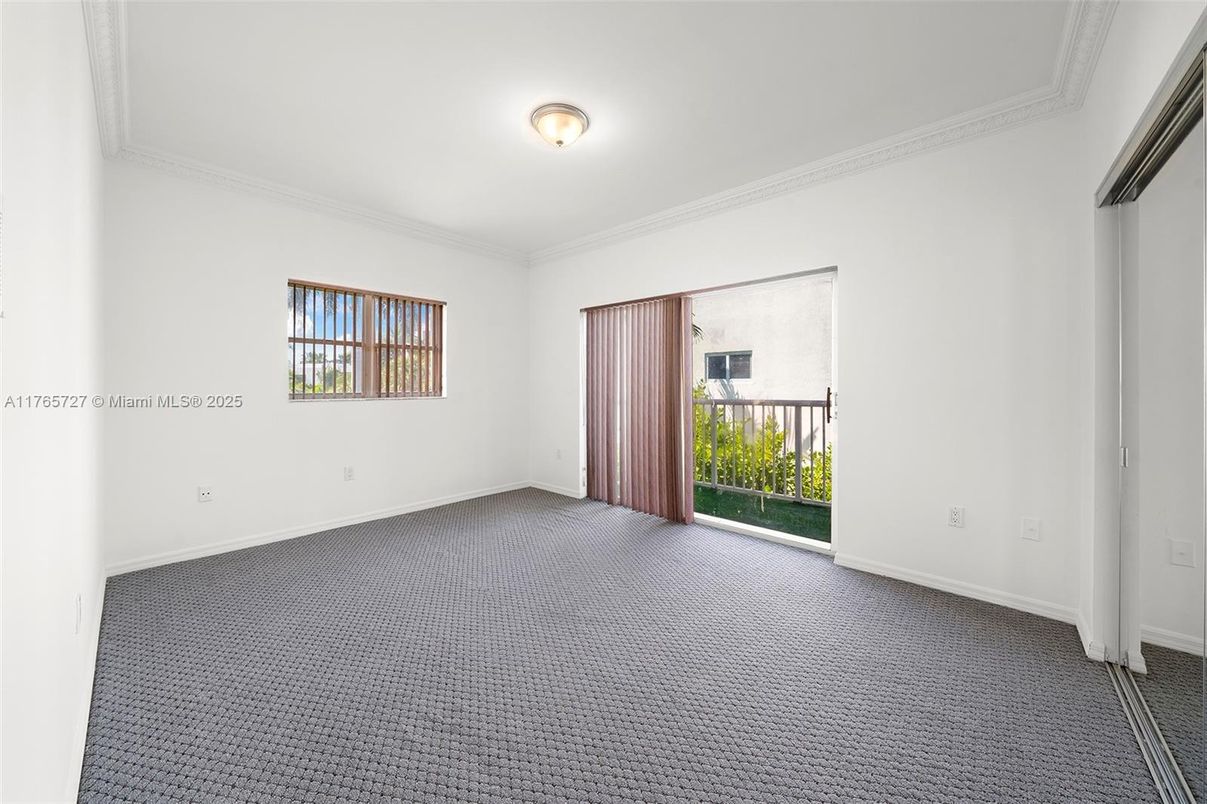 Empty room, Interior