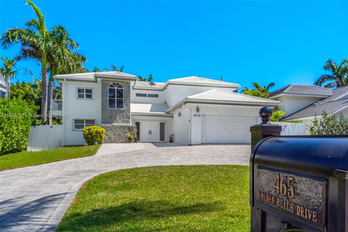 Attached, Exterior, Facade, Mediterranean