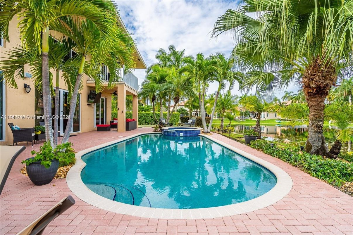 Exterior, Pool