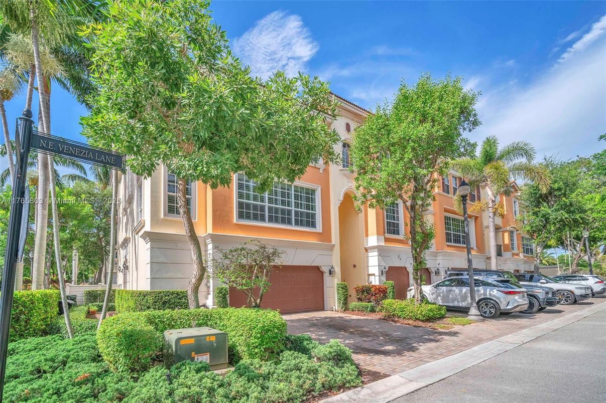 Attached, Exterior, Facade, Rowhouse