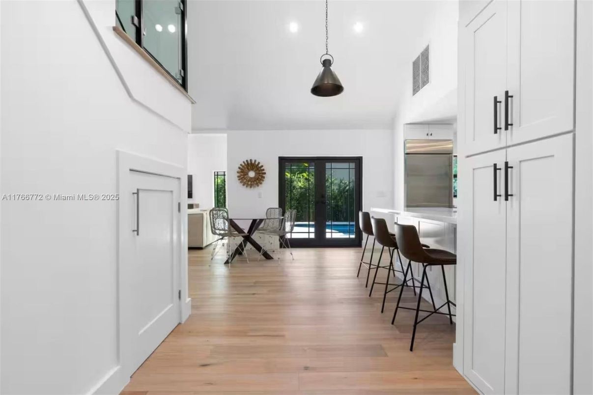 Interior, Pendant Lights, Recessed Lighting, Wood Texture Flooring