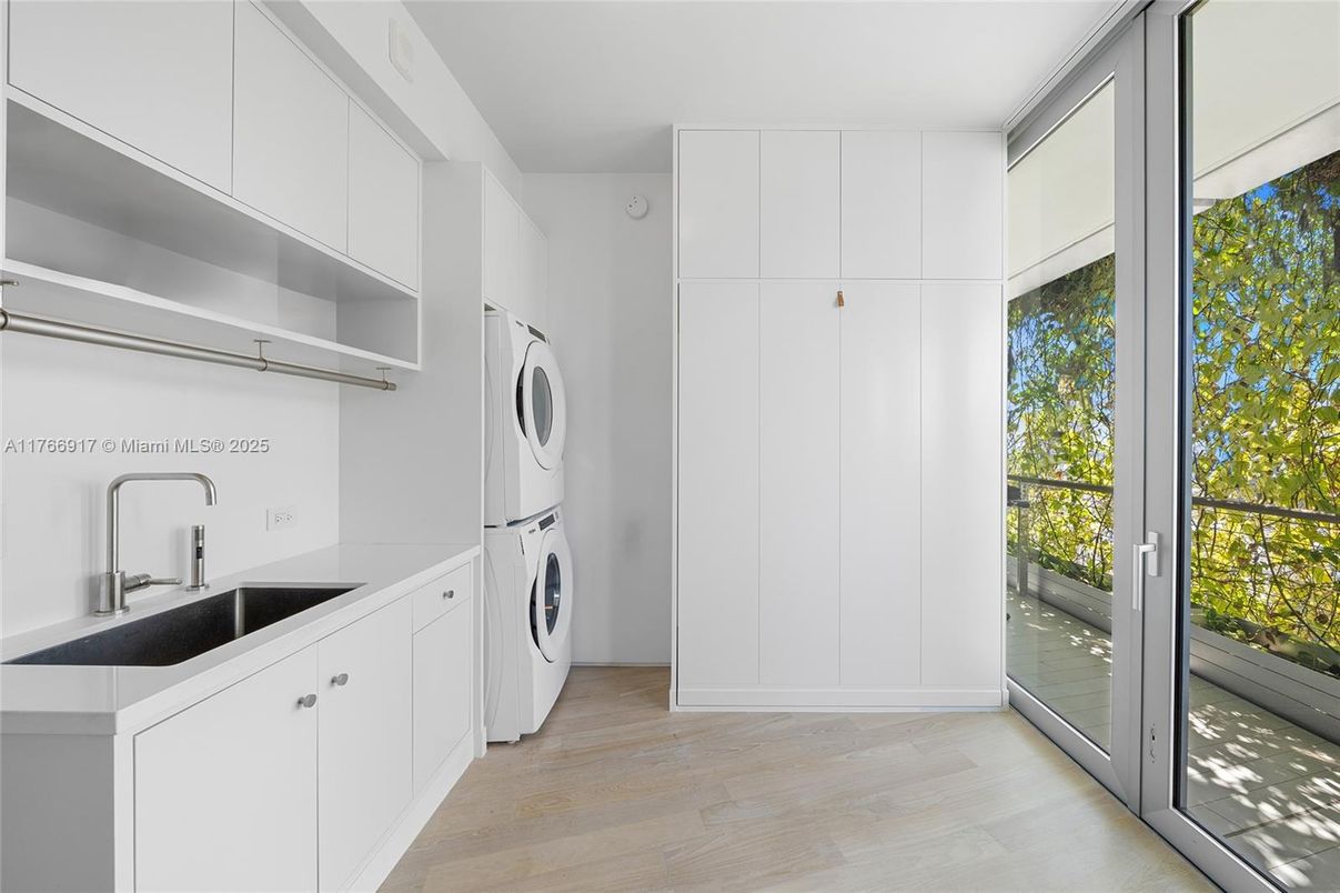 Interior, Utility Closets, Washer, Wood Texture Flooring
