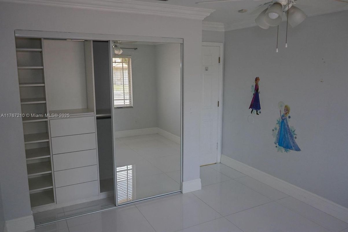 Empty room, Interior
