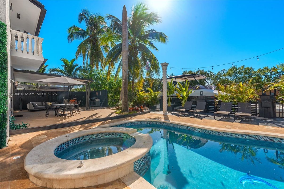 Exterior, Pool