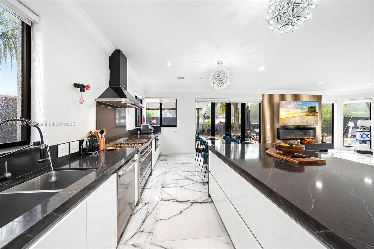 Fireplace, Interior, Kitchen, Marble, Recessed Lighting