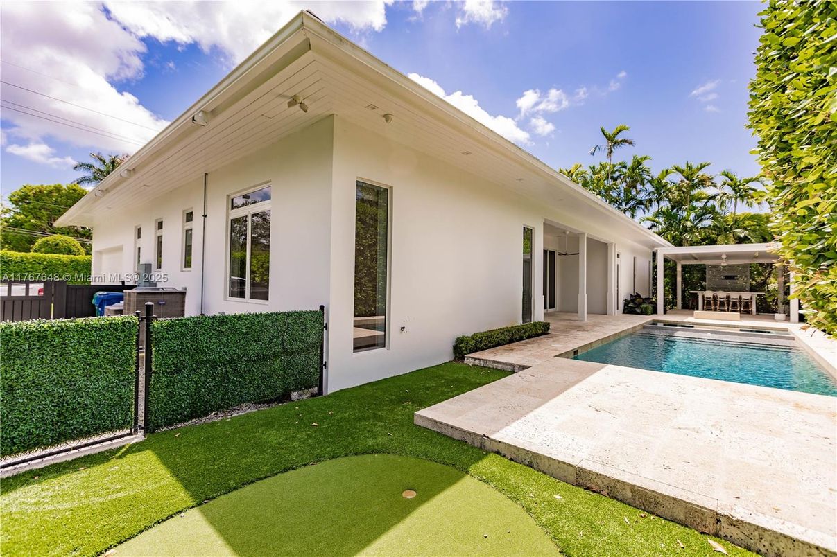 Exterior, Pool