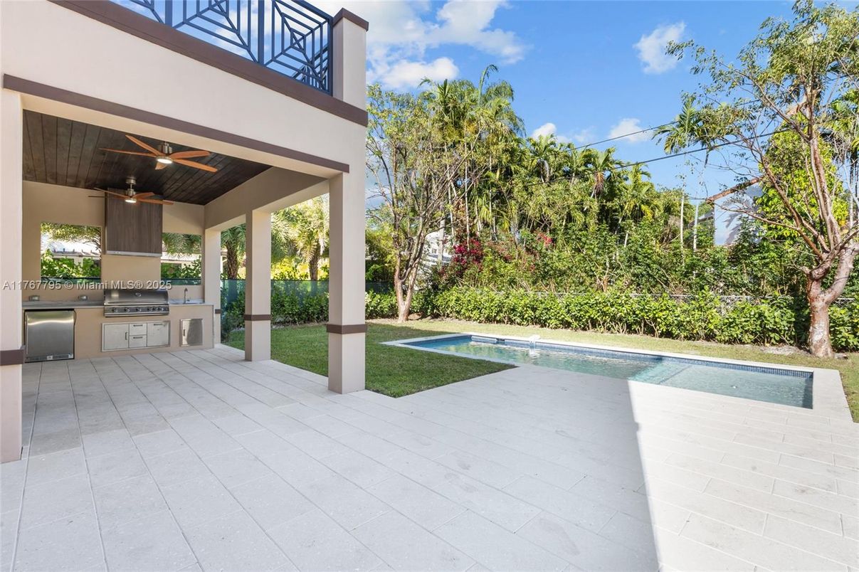 Exterior, Outdoor Kitchen, Pool