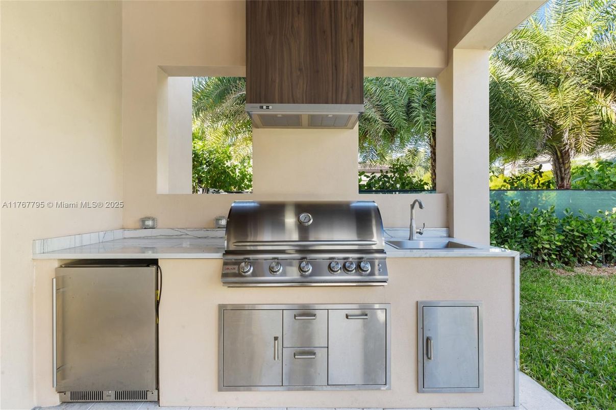 Exterior, Outdoor Kitchen